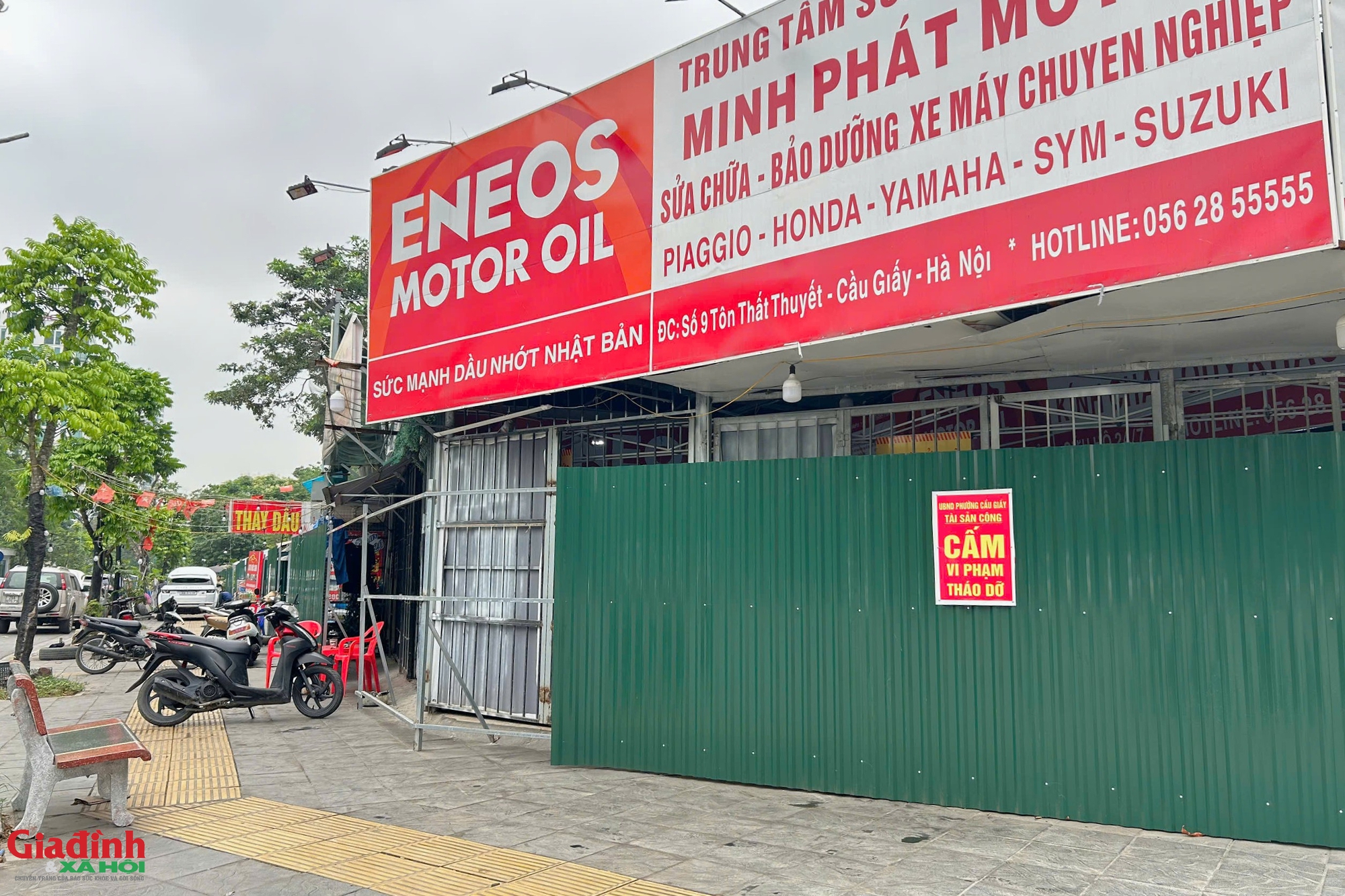 H&agrave; Nội: Bất chấp r&agrave;o chắn v&agrave; biển cấm, trật tự đ&ocirc; thị tại phường Cầu Giấy bị 'th&aacute;ch thức' nghi&ecirc;m trọng - Ảnh 2.