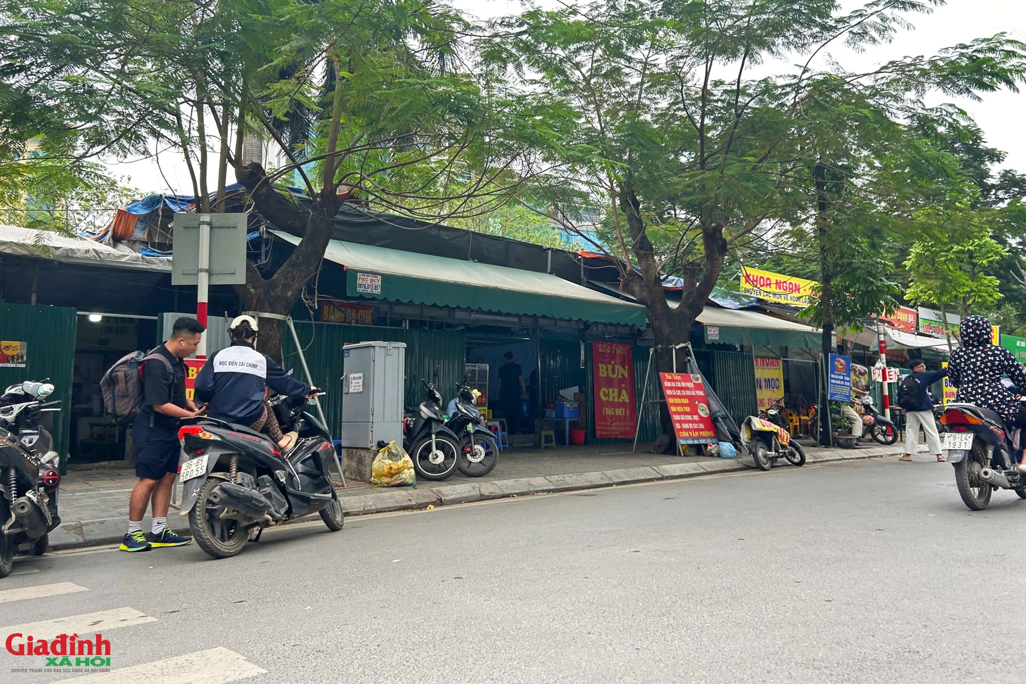 H&agrave; Nội: Bất chấp r&agrave;o chắn v&agrave; biển cấm, trật tự đ&ocirc; thị tại phường Cầu Giấy bị 'th&aacute;ch thức' nghi&ecirc;m trọng - Ảnh 3.