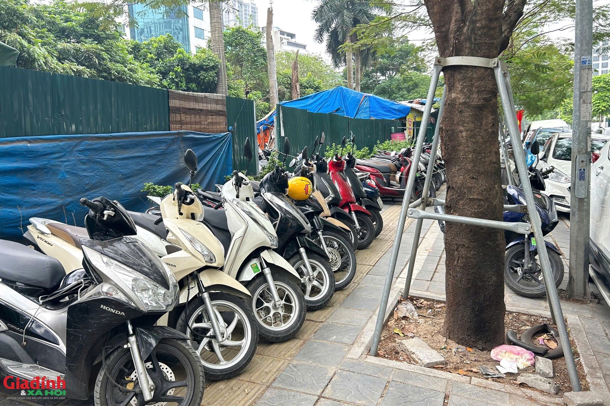 H&agrave; Nội: Bất chấp r&agrave;o chắn v&agrave; biển cấm, trật tự đ&ocirc; thị tại phường Cầu Giấy bị 'th&aacute;ch thức' nghi&ecirc;m trọng - Ảnh 4.