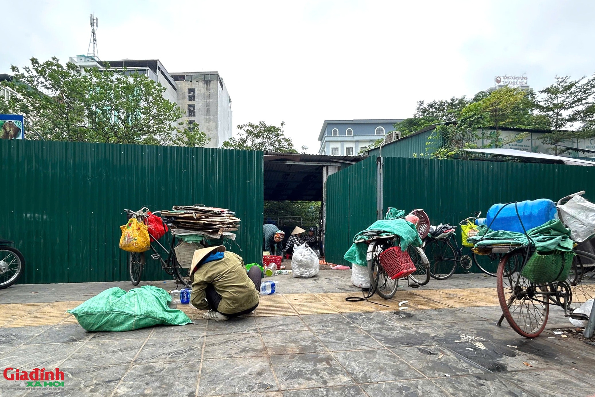 H&agrave; Nội: Bất chấp r&agrave;o chắn v&agrave; biển cấm, trật tự đ&ocirc; thị tại phường Cầu Giấy bị 'th&aacute;ch thức' nghi&ecirc;m trọng - Ảnh 5.