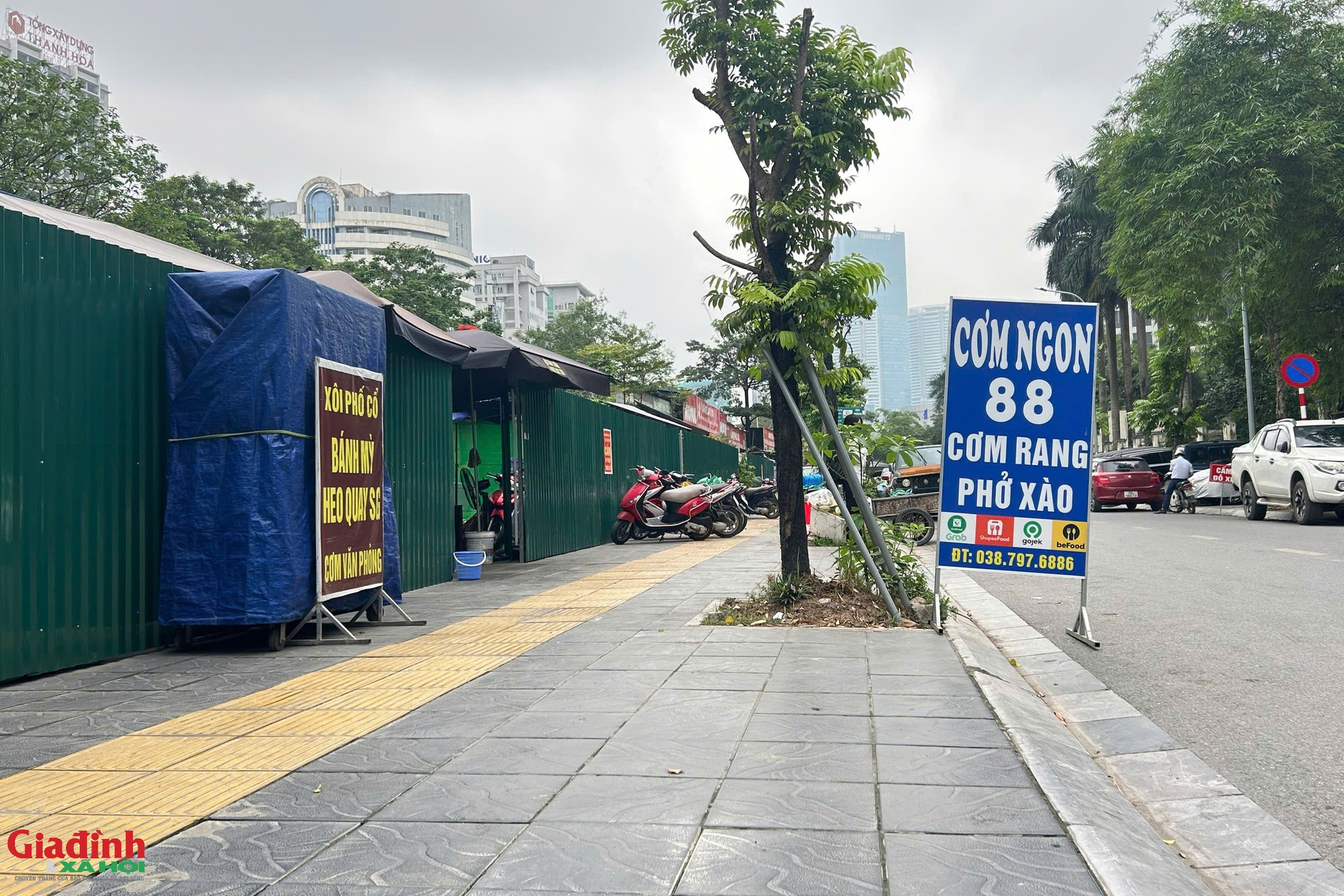 H&agrave; Nội: Bất chấp r&agrave;o chắn v&agrave; biển cấm, trật tự đ&ocirc; thị tại phường Cầu Giấy bị 'th&aacute;ch thức' nghi&ecirc;m trọng - Ảnh 6.