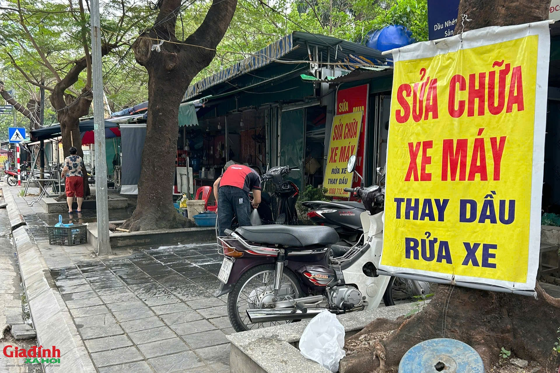 H&agrave; Nội: Bất chấp r&agrave;o chắn v&agrave; biển cấm, trật tự đ&ocirc; thị tại phường Cầu Giấy bị 'th&aacute;ch thức' nghi&ecirc;m trọng - Ảnh 7.
