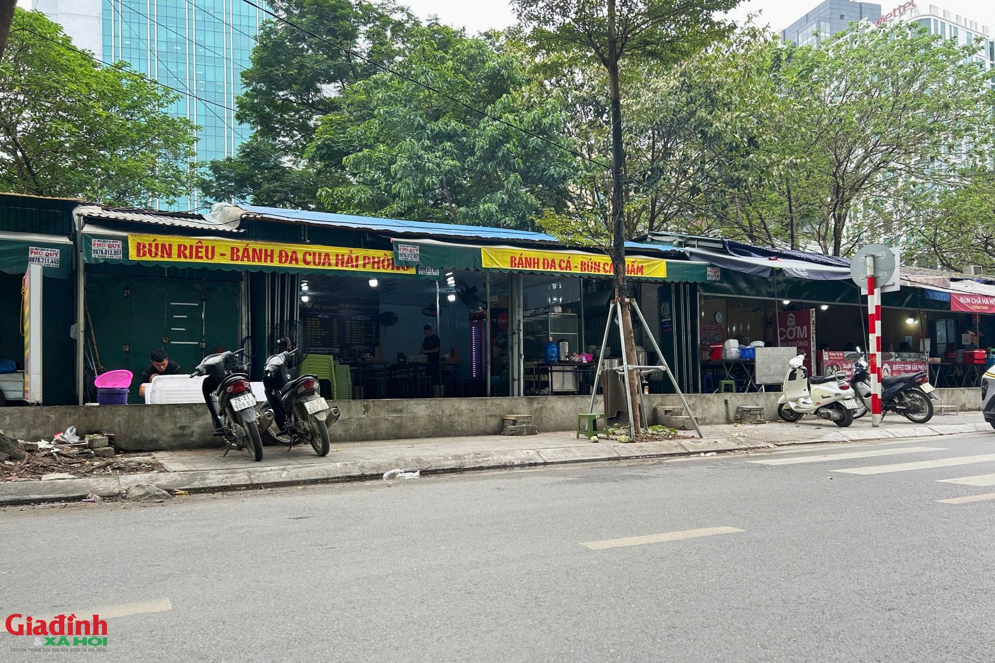 H&agrave; Nội: Bất chấp r&agrave;o chắn v&agrave; biển cấm, trật tự đ&ocirc; thị tại phường Cầu Giấy bị 'th&aacute;ch thức' nghi&ecirc;m trọng - Ảnh 9.