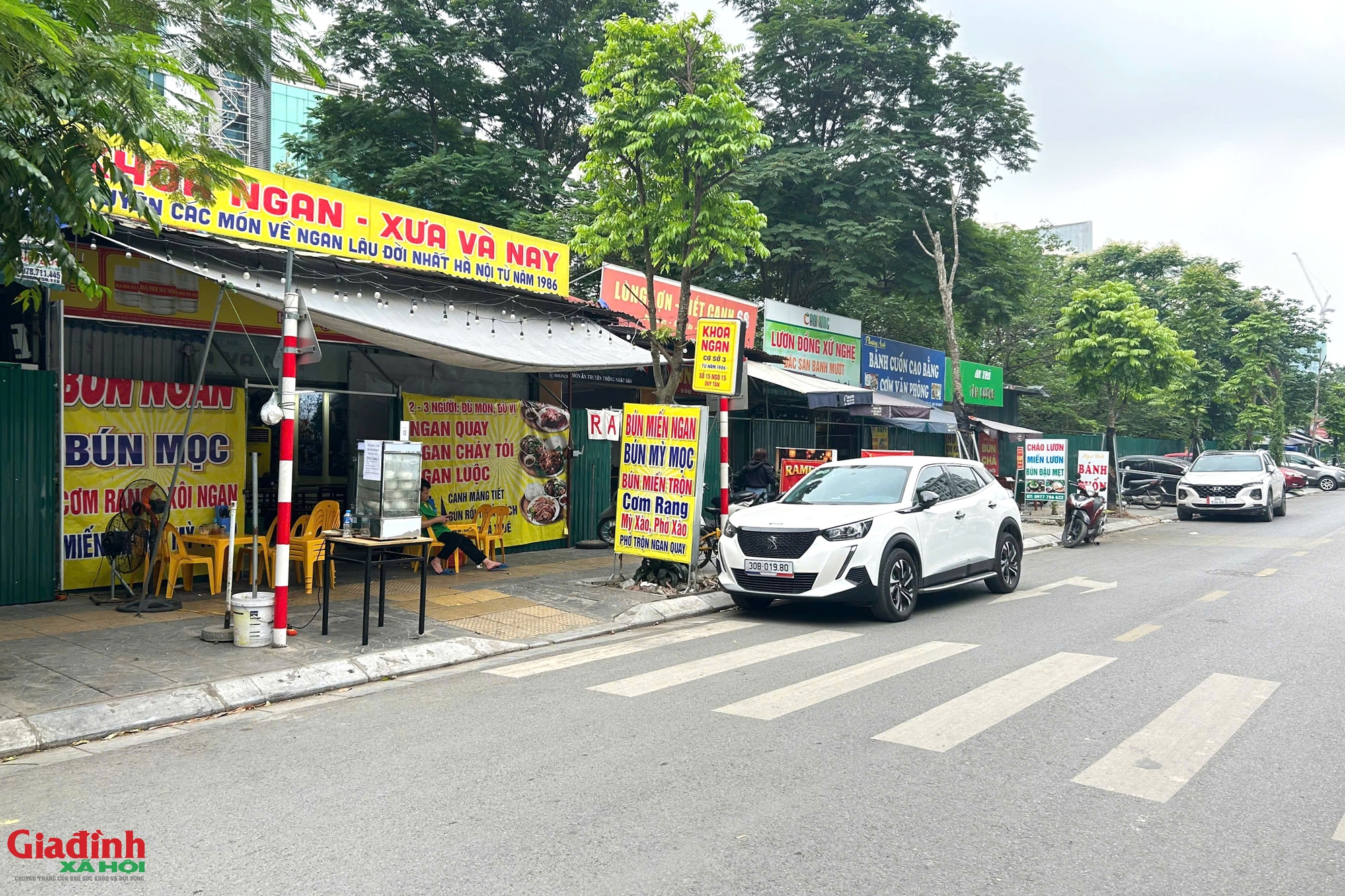 H&agrave; Nội: Bất chấp r&agrave;o chắn v&agrave; biển cấm, trật tự đ&ocirc; thị tại phường Cầu Giấy bị 'th&aacute;ch thức' nghi&ecirc;m trọng - Ảnh 11.