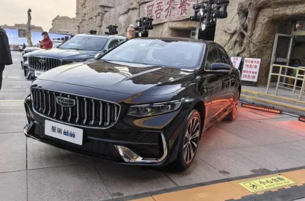 Sedan hybrid hạng sang gi&aacute; 410 triệu đồng , tiết kiệm xăng , cạnh tranh Toyota Camry - Ảnh 2.