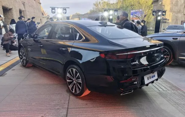 Sedan hybrid hạng sang gi&aacute; 410 triệu đồng , tiết kiệm xăng , cạnh tranh Toyota Camry - Ảnh 3.