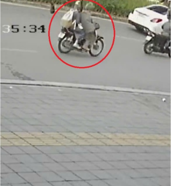 C&ocirc;ng an H&agrave; Nội th&ocirc;ng b&aacute;o t&igrave;m người phụ nữ đi xe m&aacute;y g&acirc;y tai nạn tại đường Nguyễn Kh&aacute;nh To&agrave;n - Ảnh 1.