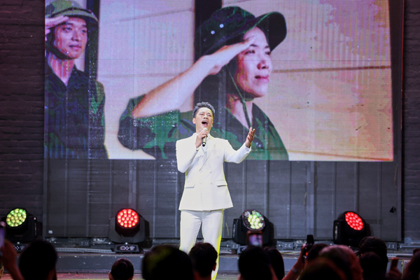 'Th&aacute;nh nhạc suy' Anh Qu&acirc;n Idol cảm ơn T&uacute; Dưa v&igrave; đ&atilde; nghi&ecirc;m khắc v&agrave; tin tưởng - Ảnh 3.