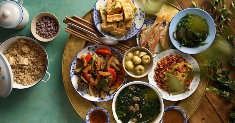 Vì sao ta luôn thèm cơm mẹ khi áp lực? Sự thật mâm cơm chưa lạnh