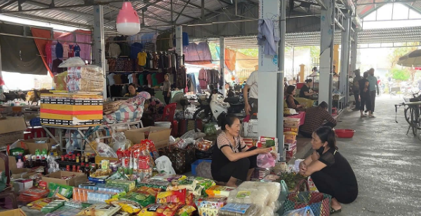 Chợ truyền thống vắng kh&aacute;ch trước l&agrave;n s&oacute;ng thương mại điện tử - Ảnh 2.