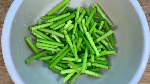 T&ocirc;i sẽ tiết lộ 1 "m&oacute;n ăn lười biếng": Kh&ocirc;ng cần bật bếp, chỉ trộn nguy&ecirc;n liệu với nhau v&agrave; m&oacute;n ăn sẽ ngon đến mức "kh&ocirc;ng thể ngừng ăn" - Ảnh 4.