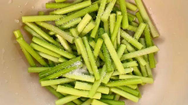 T&ocirc;i sẽ tiết lộ 1 "m&oacute;n ăn lười biếng": Kh&ocirc;ng cần bật bếp, chỉ trộn nguy&ecirc;n liệu với nhau v&agrave; m&oacute;n ăn sẽ ngon đến mức "kh&ocirc;ng thể ngừng ăn" - Ảnh 3.