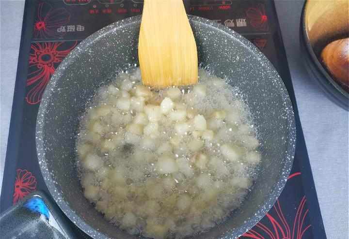 Thắng mỡ lợn, tuyệt đối đừng chỉ cho muối! Th&ecirc;m 3 thứ n&agrave;y mỡ sẽ trắng phau, thơm phức, để cả năm kh&ocirc;ng hỏng - Ảnh 4.