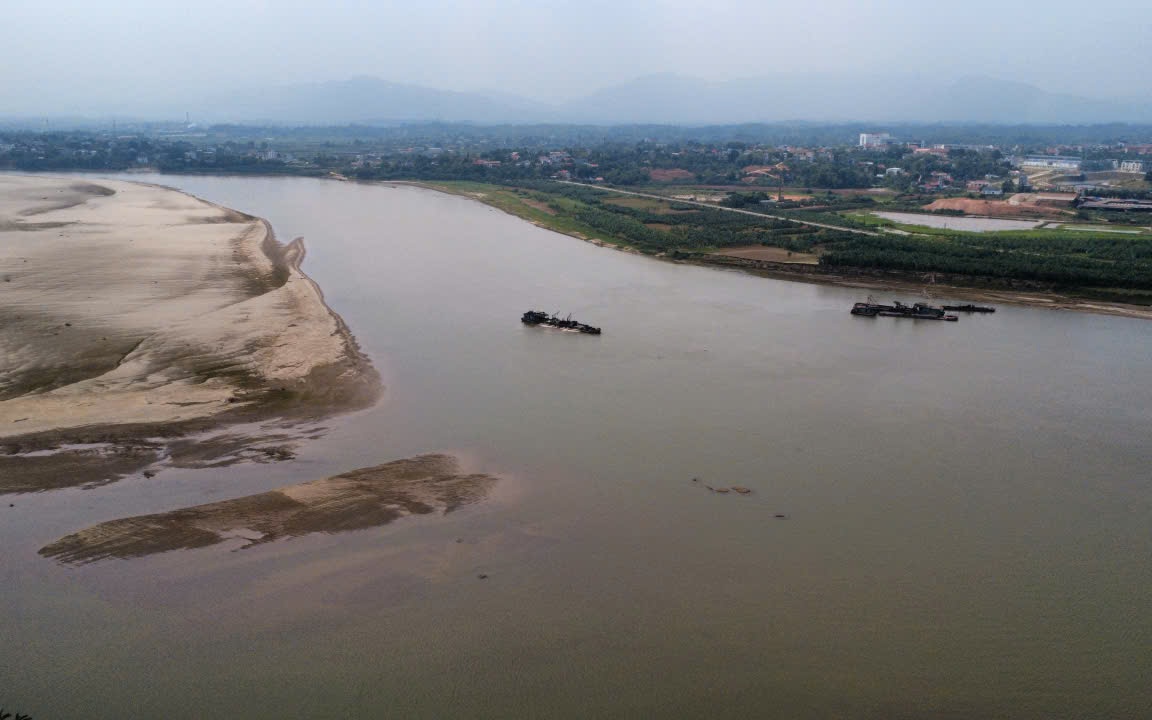 'Loạn' bãi tập kết kinh doanh cát sạn, vật liệu xây dựng ở Huế - Ảnh 1.