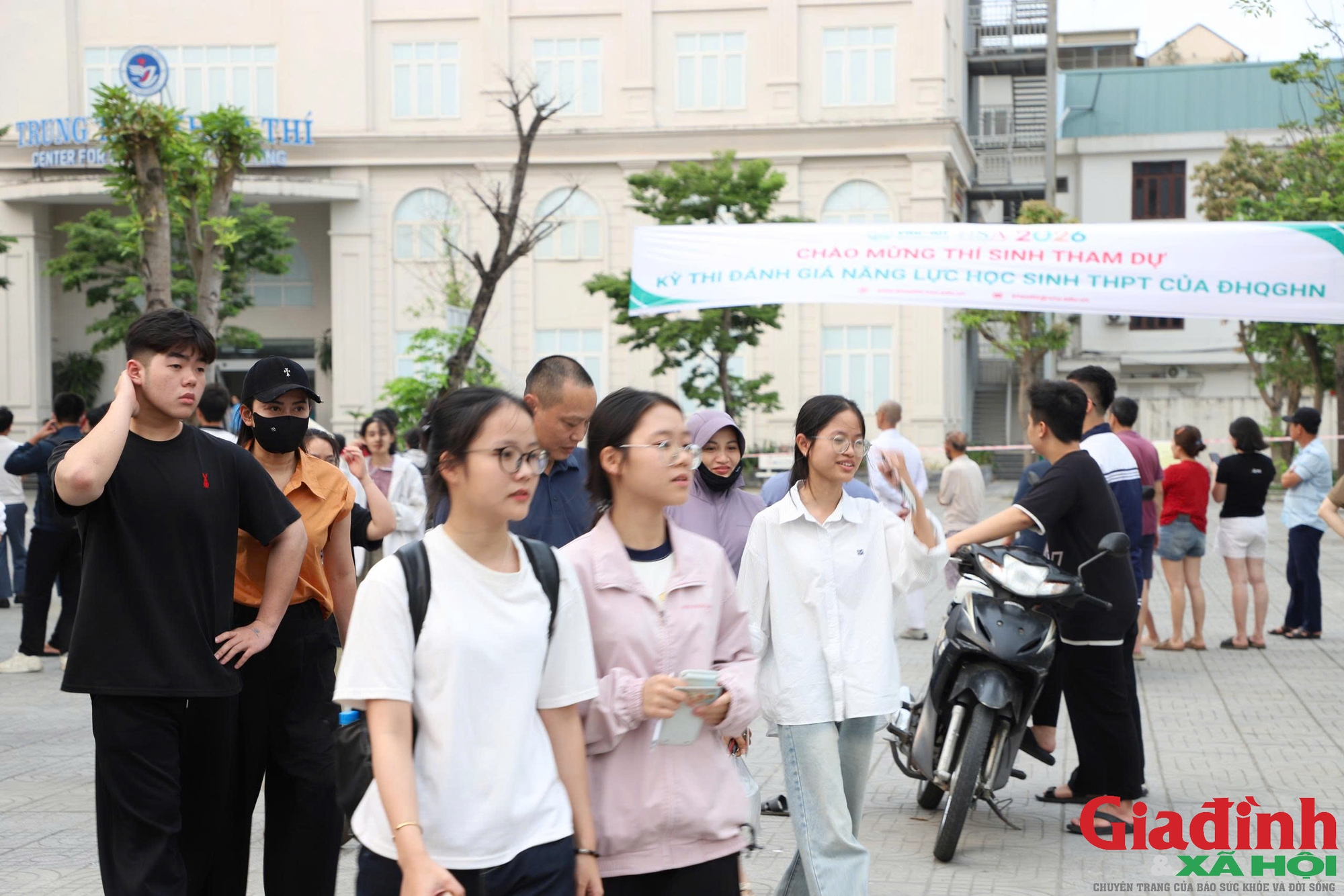 Học sinh lớp 12 'quay cuồng' với loạt kỳ thi ri&ecirc;ng - Ảnh 1.