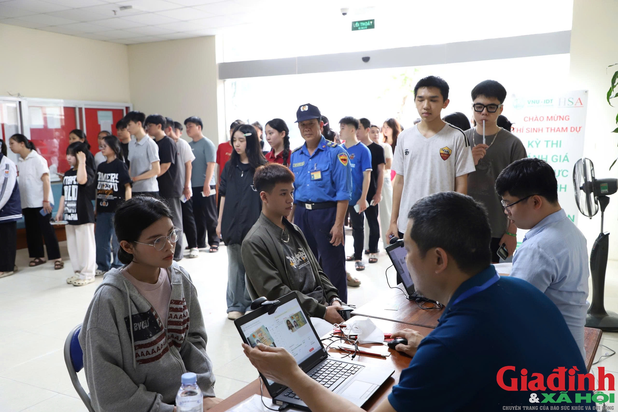 Học sinh lớp 12 'quay cuồng' với loạt kỳ thi ri&ecirc;ng - Ảnh 2.