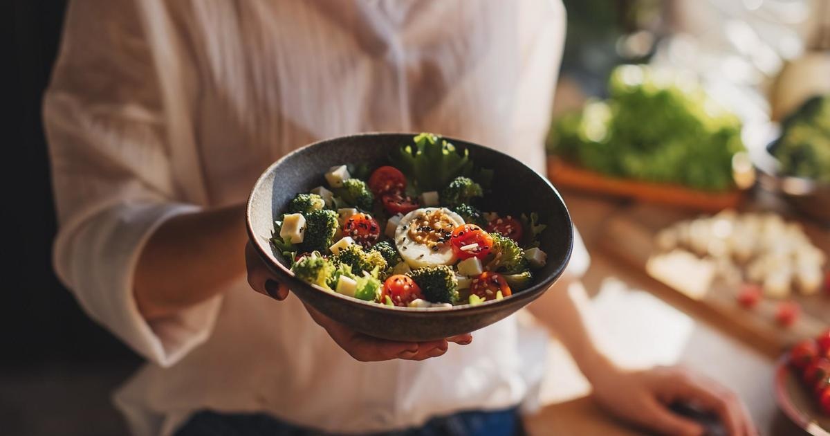 Ăn ít đi sau tuổi 40: 'Liều thuốc' trường thọ rẻ nhất - Ảnh 2.