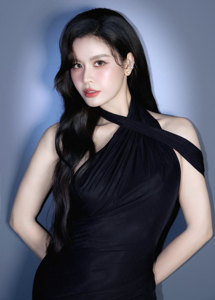 Trương Quỳnh Anh khoe vẻ đẹp quyến rũ với v&aacute;y d&acirc;y ' bốc lửa ' đẹp m&ecirc; hồn - Ảnh 2.