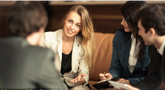 Những dấu hiệu đặc trưng l&atilde;o h&oacute;a ở phụ nữ: 1 m&ugrave;i, 2 to, 3 nhỏ - Ảnh 3.