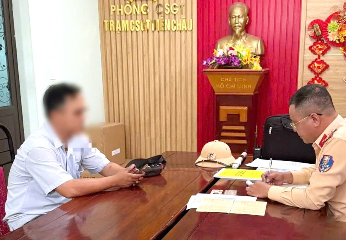 T&agrave;i xế bất chấp vượt đường sắt khi c&oacute; t&iacute;n hiệu đ&egrave;n đỏ - Ảnh 1.