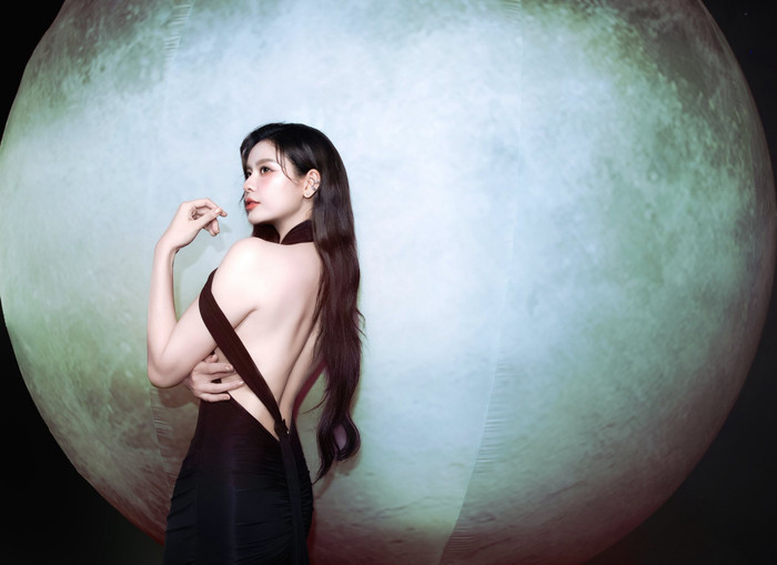 Trương Quỳnh Anh khoe vẻ đẹp quyến rũ với v&aacute;y d&acirc;y ' bốc lửa ' đẹp m&ecirc; hồn - Ảnh 1.