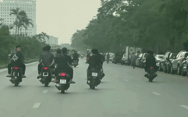 T&agrave;i xế bất chấp vượt đường sắt khi c&oacute; t&iacute;n hiệu đ&egrave;n đỏ - Ảnh 2.