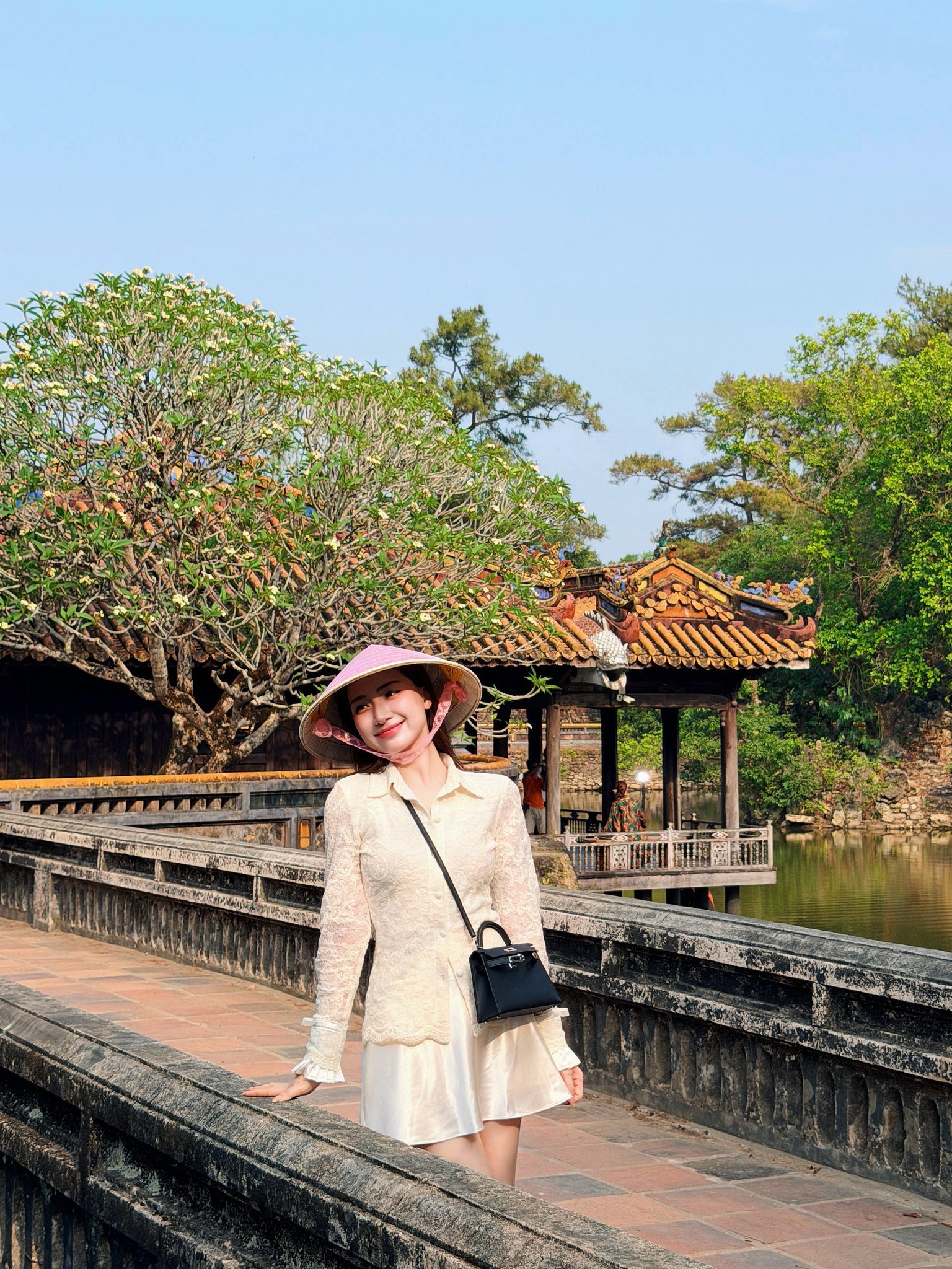 H&ograve;a Minzy g&acirc;y ấn tượng với n&oacute;n l&aacute; v&agrave; t&uacute;i Hermes gần 1 tỷ đồng - Ảnh 1.