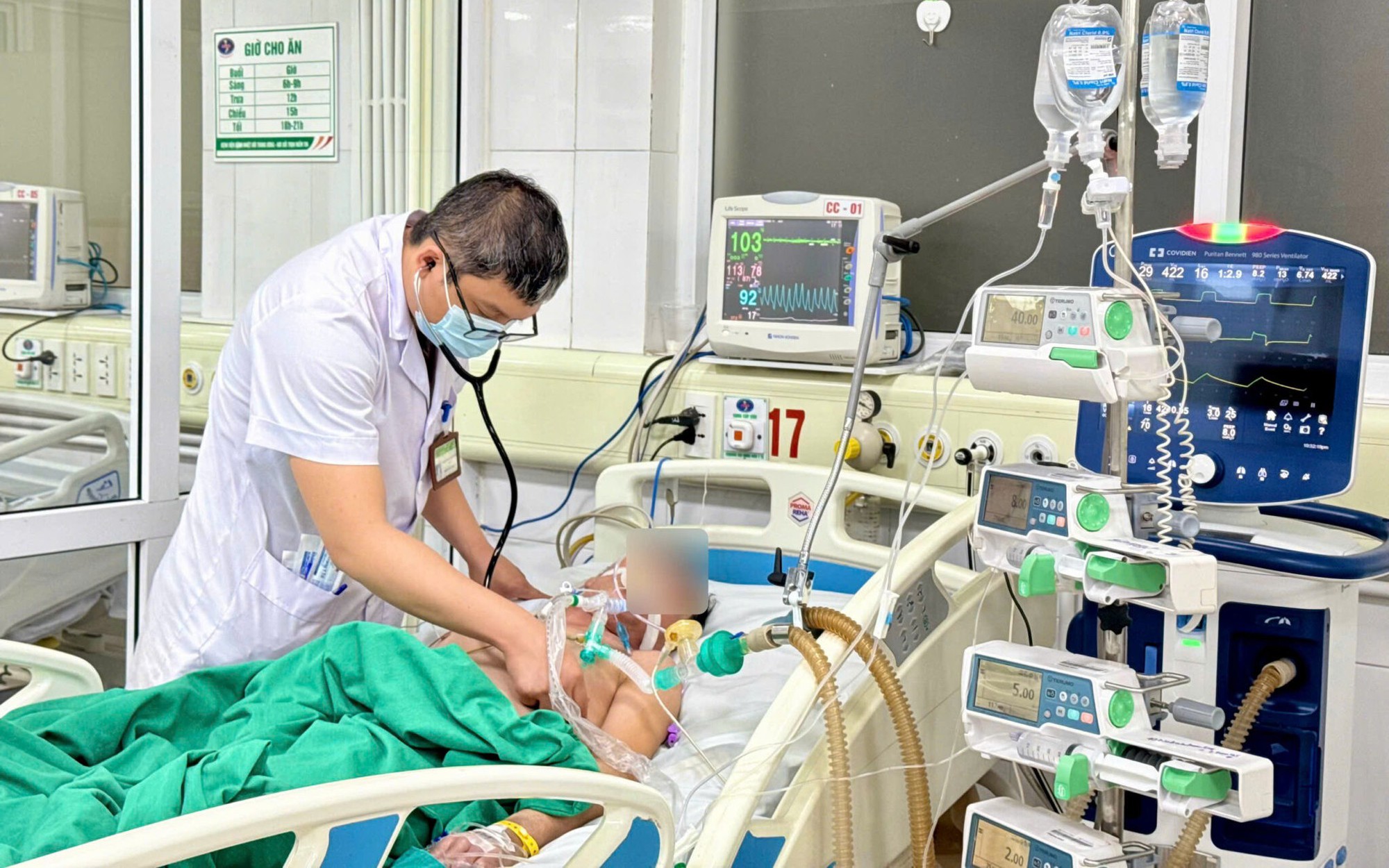 Chủ quán với triệu chứng cúm B nhập viện khi đã suy hô hấp