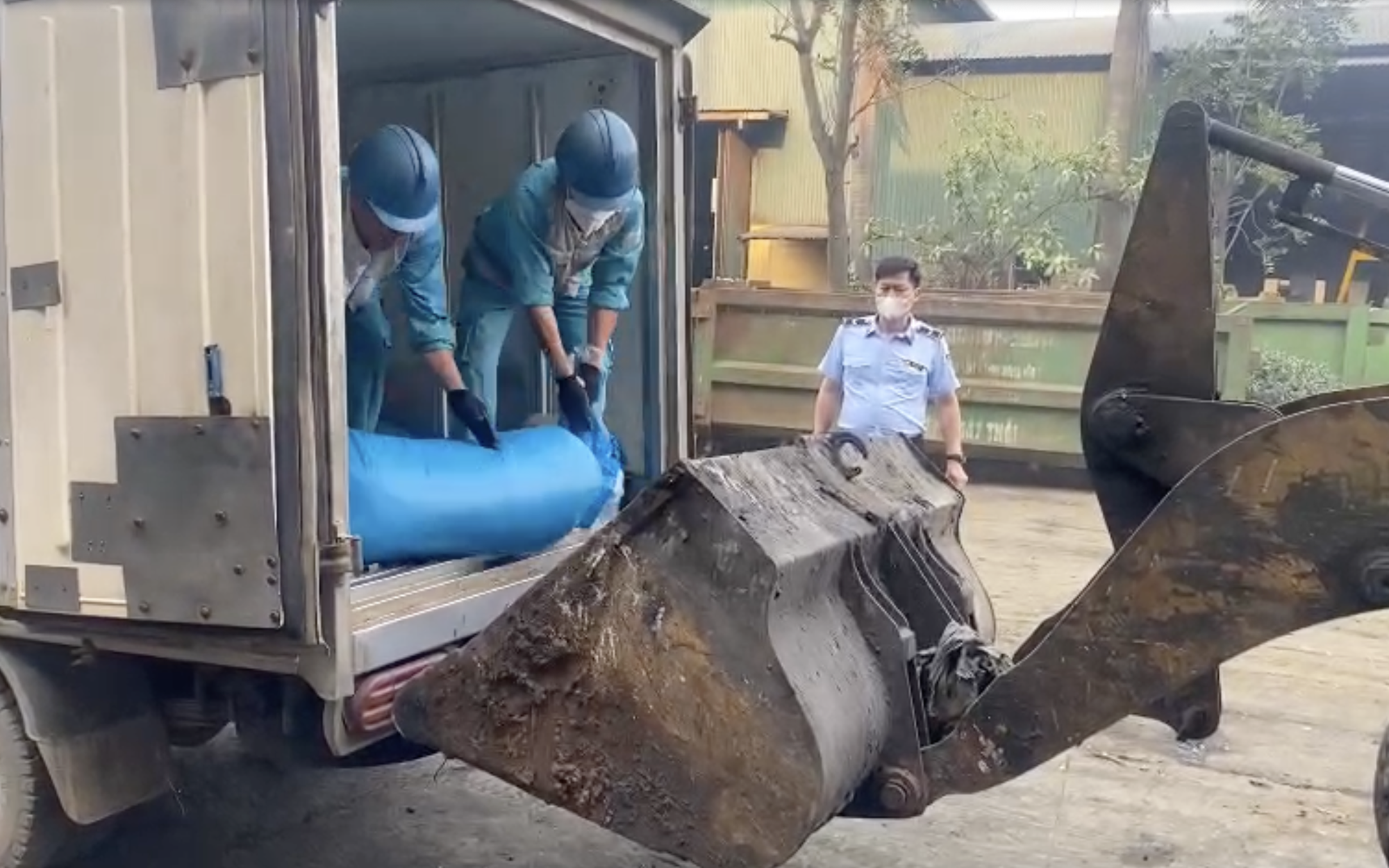 Kinh h&atilde;i gần 2 tấn xương ch&acirc;n g&agrave; bốc m&ugrave;i h&ocirc;i thối được người đ&agrave;n &ocirc;ng vận chuyển đi b&aacute;n - Ảnh 3.
