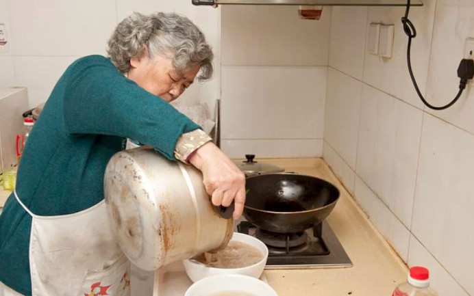 15 năm l&agrave;m gi&uacute;p việc cho &ocirc;ng chủ gi&agrave;u c&oacute;, ng&agrave;y nghỉ việc t&ocirc;i bật kh&oacute;c khi mở t&uacute;i qu&agrave;