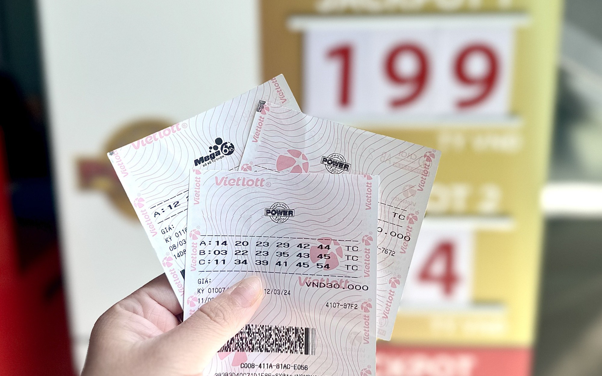 Vietlott li&ecirc;n tục th&ocirc;ng b&aacute;o t&igrave;m được người tr&uacute;ng thưởng, tấm v&eacute; trị gi&aacute; gần 20 tỷ đ&atilde; t&igrave;m về chủ