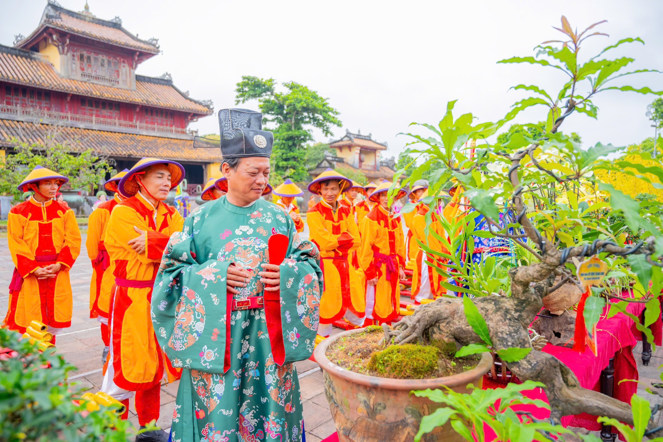 Chi&ecirc;m ngưỡng những t&aacute;c phẩm phong lan, c&acirc;y kiểng được d&acirc;ng tiến v&agrave;o Ho&agrave;ng cung Huế - Ảnh 6.