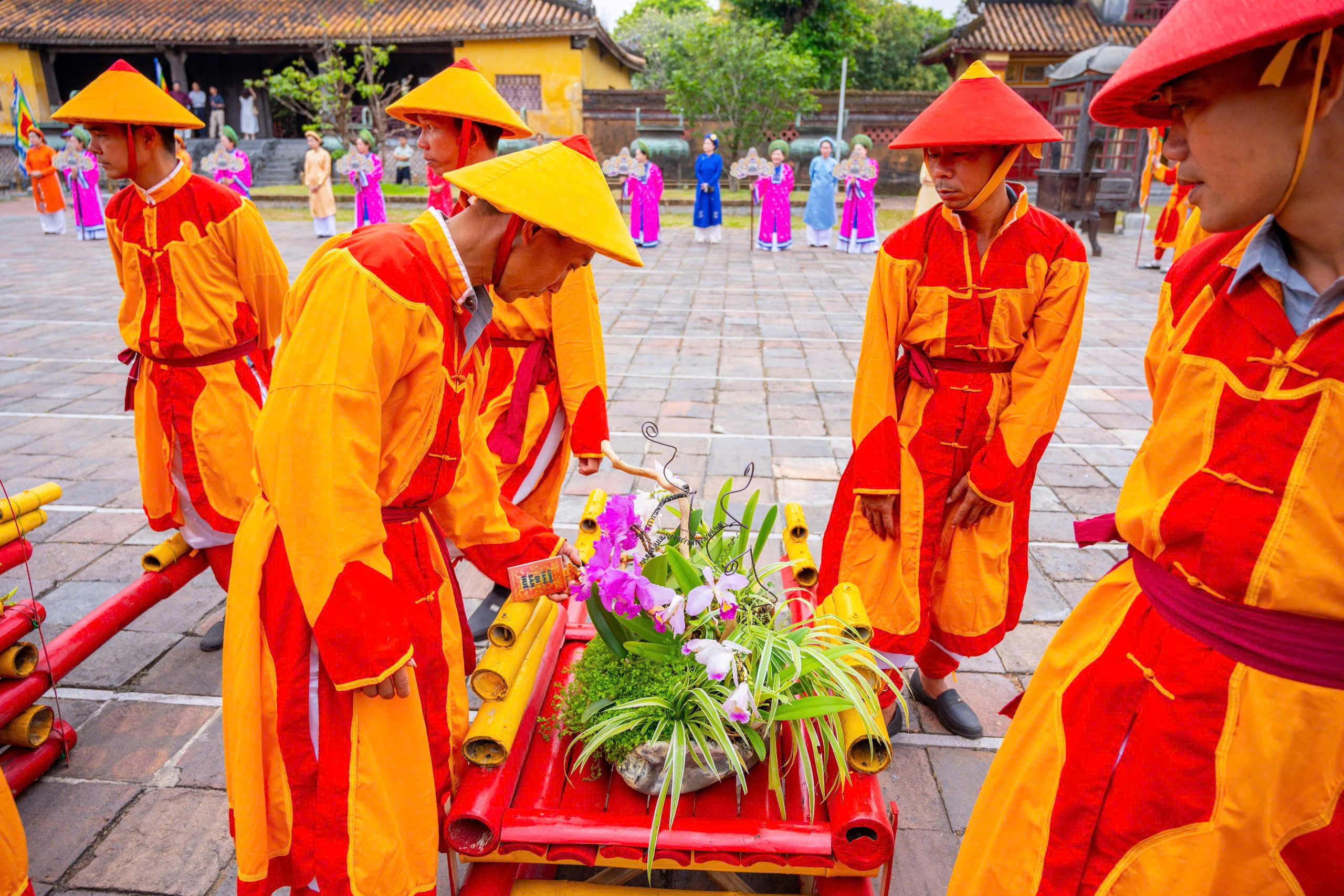 Chi&ecirc;m ngưỡng những t&aacute;c phẩm phong lan, c&acirc;y kiểng được d&acirc;ng tiến v&agrave;o Ho&agrave;ng cung Huế - Ảnh 7.