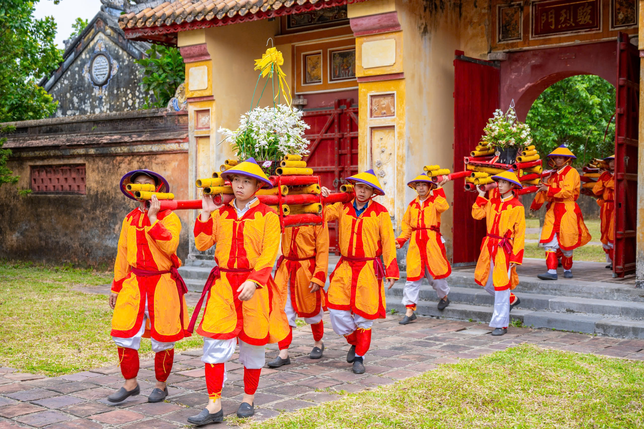 Chi&ecirc;m ngưỡng những t&aacute;c phẩm phong lan, c&acirc;y kiểng được d&acirc;ng tiến v&agrave;o Ho&agrave;ng cung Huế - Ảnh 3.