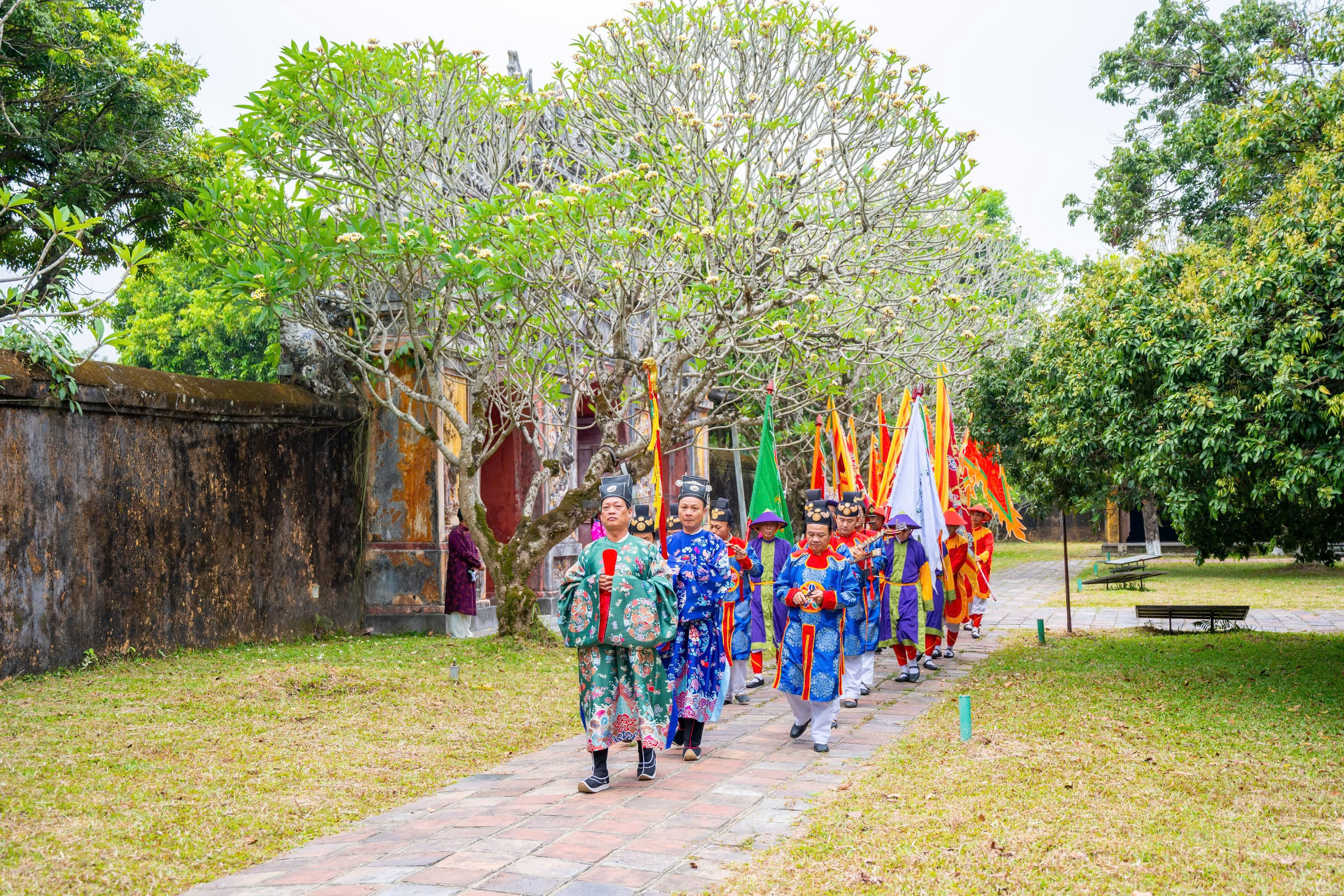 Chi&ecirc;m ngưỡng những t&aacute;c phẩm phong lan, c&acirc;y kiểng được d&acirc;ng tiến v&agrave;o Ho&agrave;ng cung Huế - Ảnh 2.