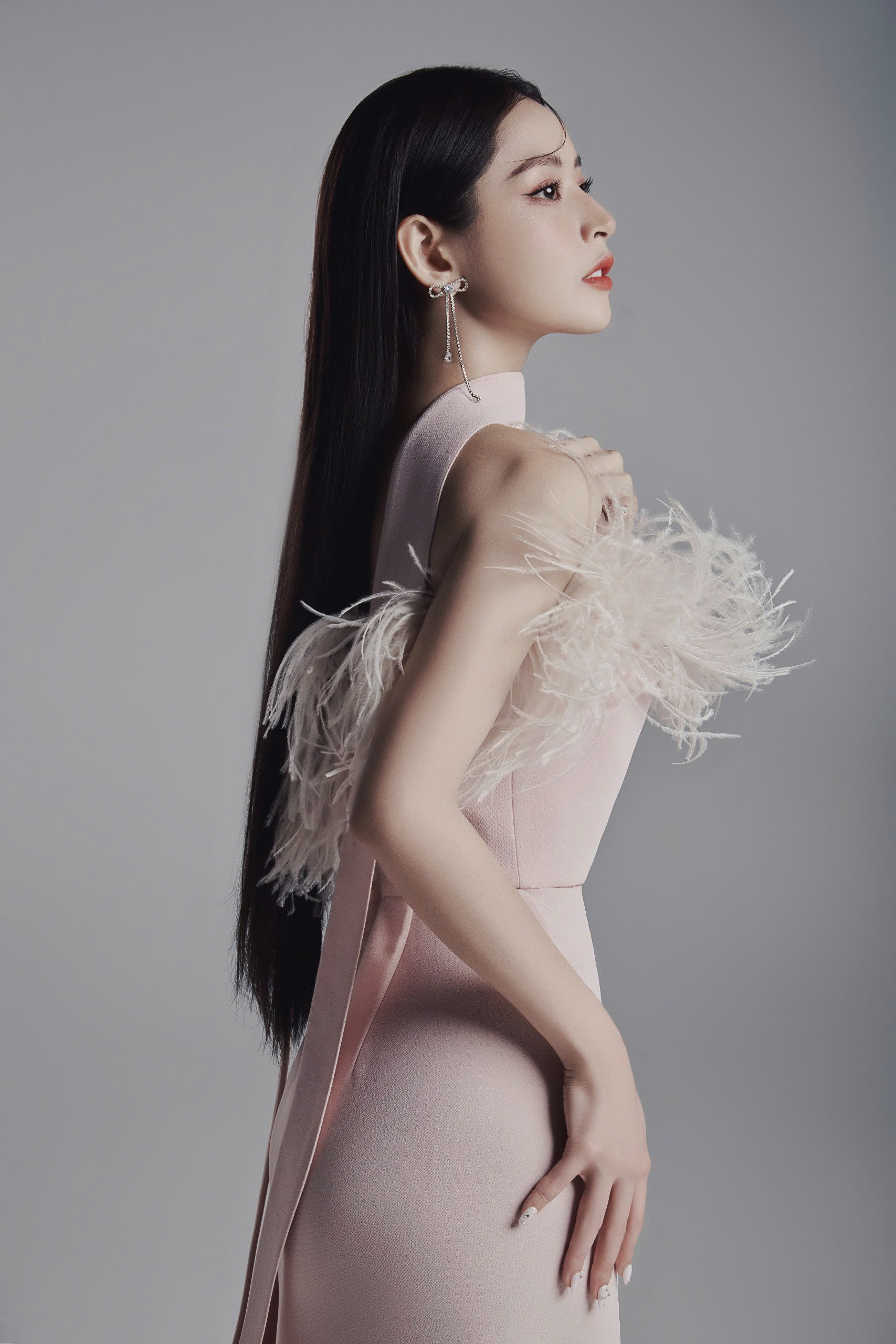 Chipu chỉ 'nhỉnh' 1m6 c&oacute; thể c&acirc;n được mọi loại trang phục nhờ c&aacute;ch  - Ảnh 15.