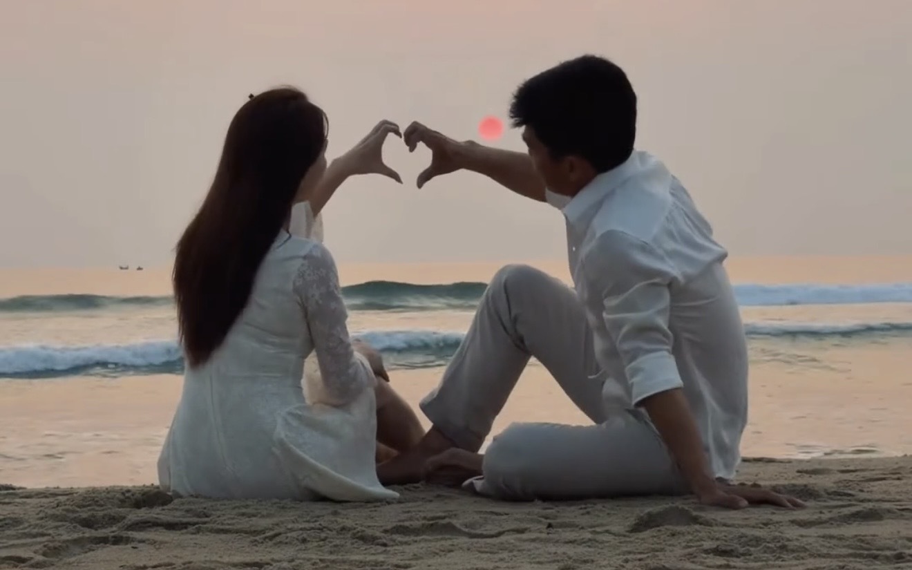 Bị nhắc nhở "tiết chế" ảnh hạnh ph&uacute;c, H&ograve;a Minzy đ&aacute;p trả sắc sảo khiến d&acirc;n mạng ủng hộ