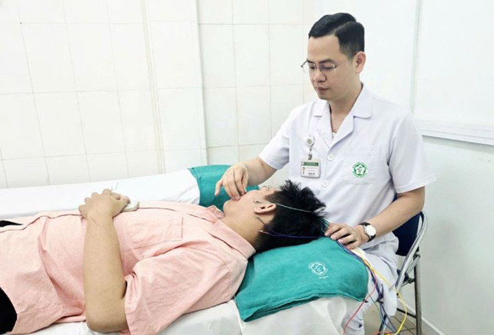 Ng&acirc;m bể sục rồi ngủ điều h&ograve;a, nam sinh liệt mặt sau một đ&ecirc;m - Ảnh 1.