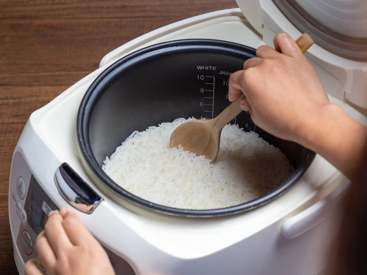 Cảnh b&aacute;o đặc biệt với người d&ugrave;ng nồi cơm điện: 2 th&oacute;i quen &acirc;m thầm &ldquo;nu&ocirc;i&rdquo; bệnh tật, nhiều người vẫn l&agrave;m mỗi ng&agrave;y - Ảnh 2.