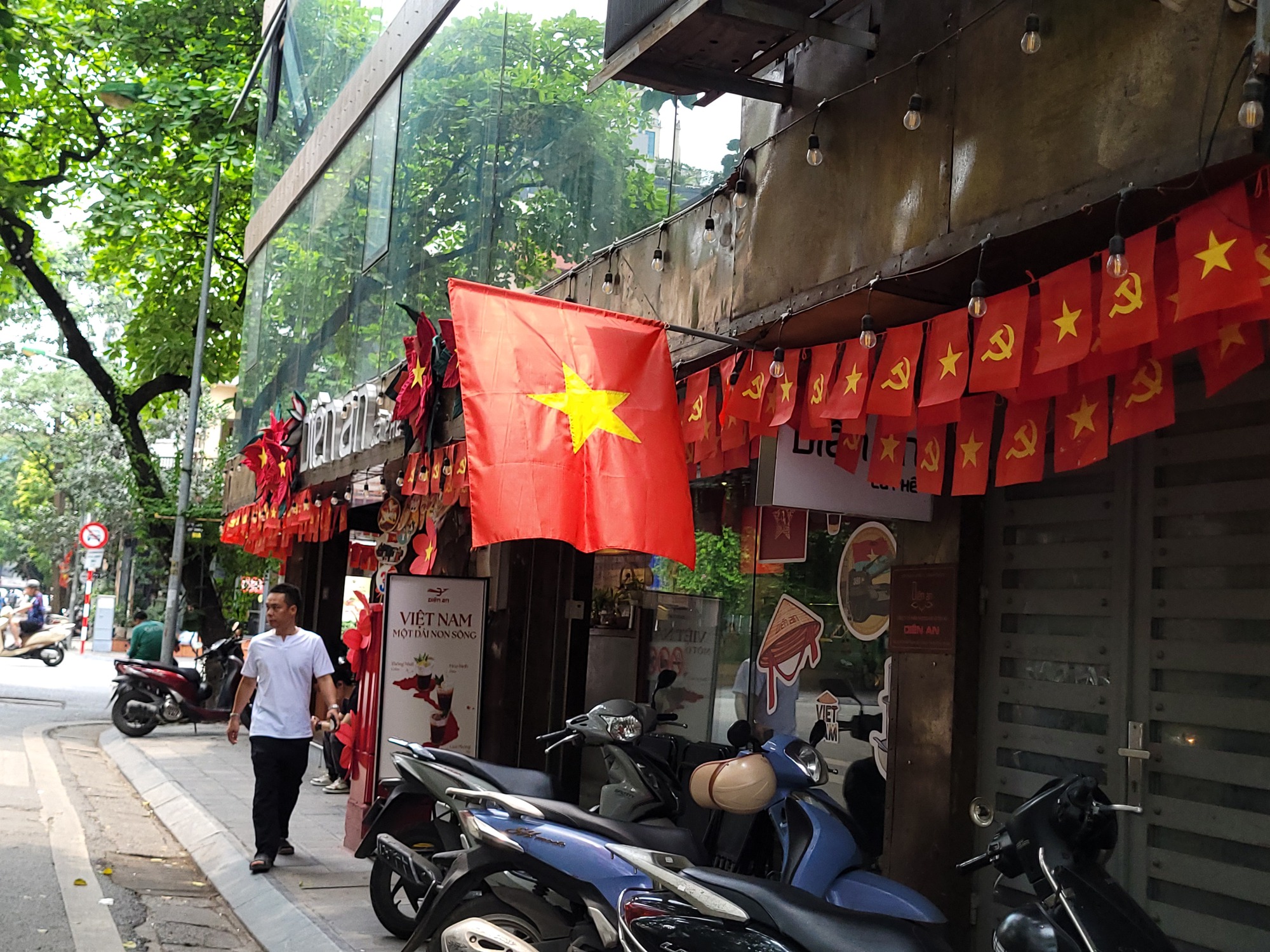 H&agrave; Nội treo cờ Tổ quốc kỷ niệm 72 năm ng&agrave;y Giải ph&oacute;ng Thủ đ&ocirc; 2026 - Ảnh 2.