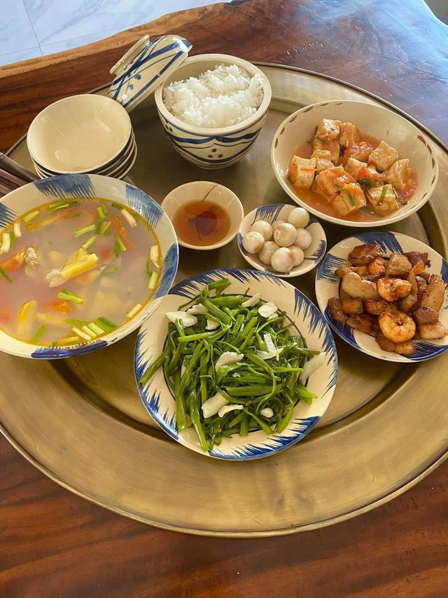 Mẹ chồng th&aacute;ch con d&acirc;u cầm 50k nấu cơm ngon cho 4 người: T&ocirc;i "thắng k&egrave;o" nhờ m&oacute;n lạ từ nguy&ecirc;n liệu 0 đồng - Ảnh 1.
