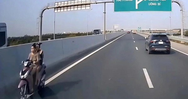 Hai c&ocirc; g&aacute;i kh&ocirc;ng đội mũ bảo hiểm ph&oacute;ng xe m&aacute;y ngược chiều tr&ecirc;n l&agrave;n cao tốc 100 km/giờ