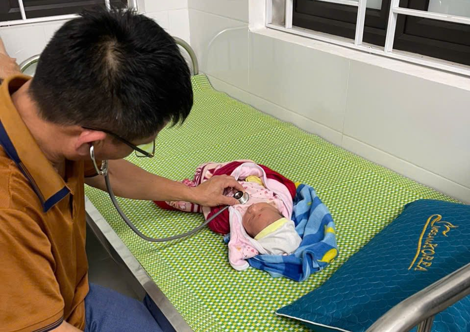 B&eacute; trai sơ sinh bị bỏ rơi trong đ&ecirc;m b&ecirc;n cầu, mẹ để lại thư v&agrave; 600.000 đồng - Ảnh 2.