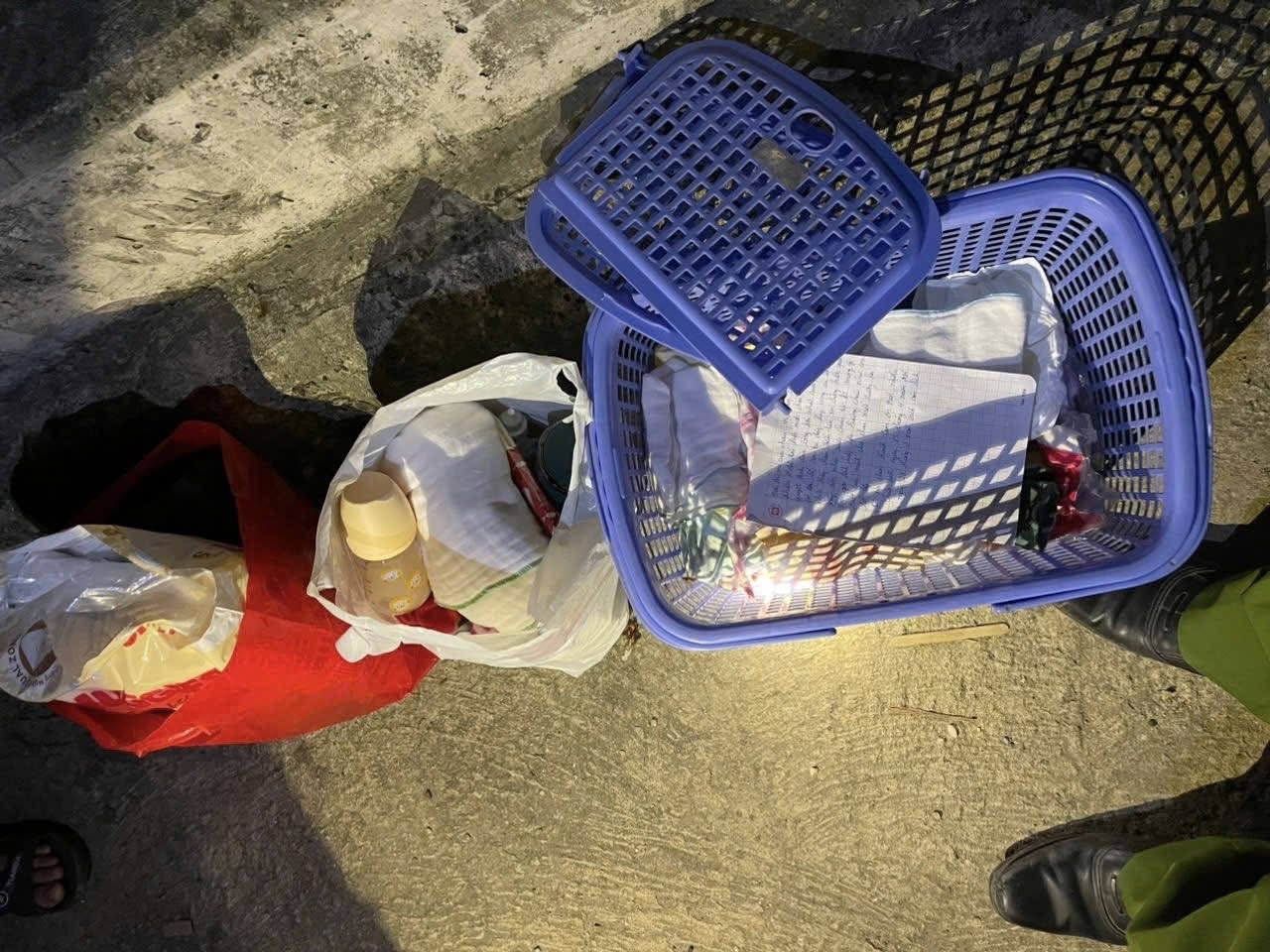 B&eacute; trai sơ sinh bị bỏ rơi trong đ&ecirc;m b&ecirc;n cầu, mẹ để lại thư v&agrave; 600.000 đồng - Ảnh 1.