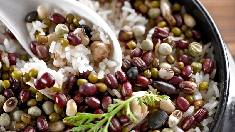 Ăn cơm trộn hạt tưởng l&agrave; &ldquo;healthy&rdquo;: Lời khuy&ecirc;n quan trọng d&agrave;nh cho những gia đ&igrave;nh đang &aacute;p dụng mỗi ng&agrave;y - Ảnh 1.