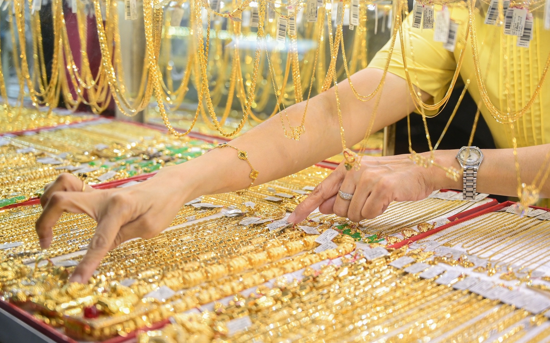 Gi&aacute; v&agrave;ng h&ocirc;m nay 26/4: Li&ecirc;n tục giảm, "bay" hơn 3 triệu đồng/lượng