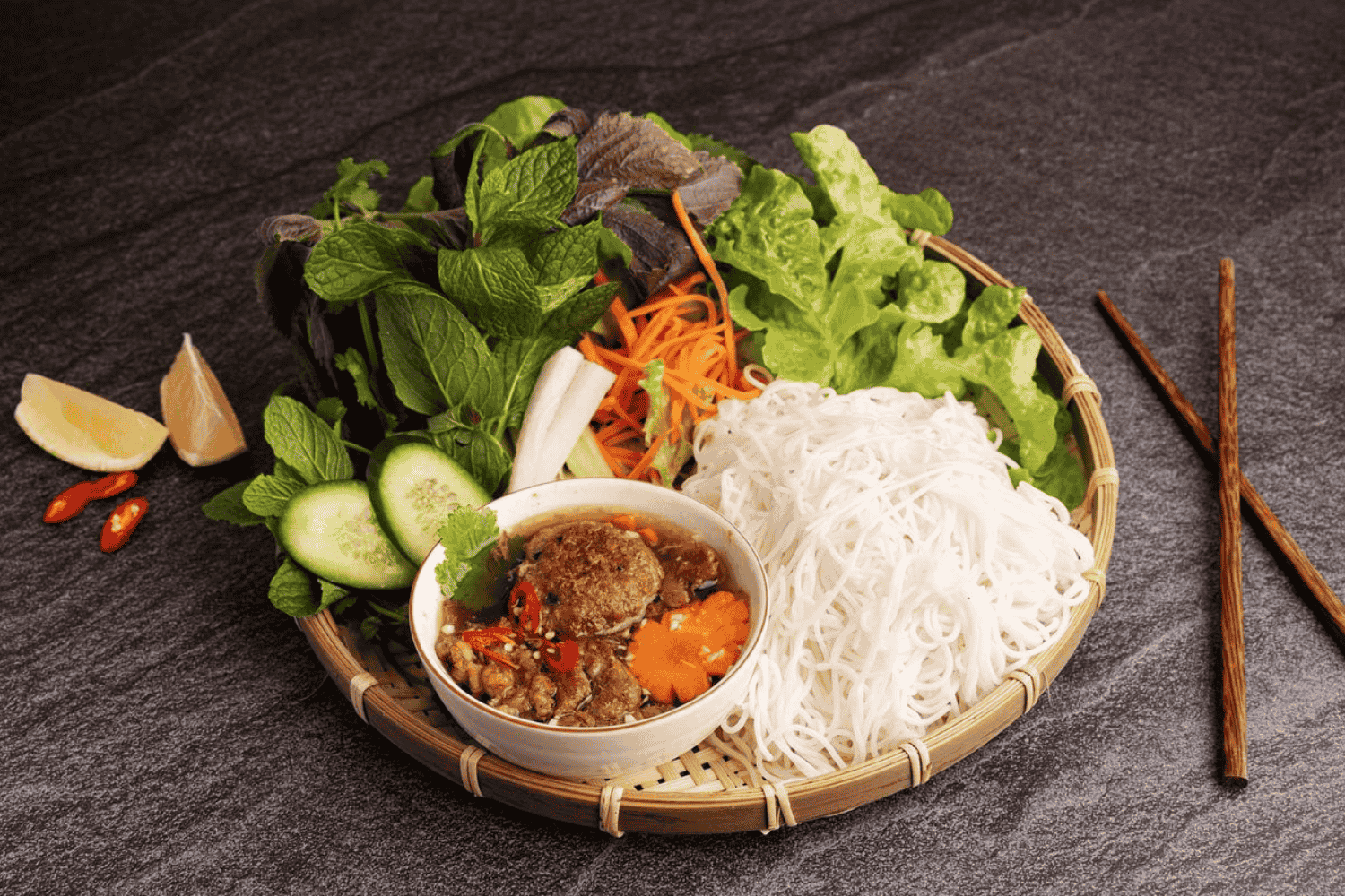 hoc-cach-lam-bun-cha-mien-bac-chuan-ha-noi-tai-nha-1777218120771-17772181210371199482147.png