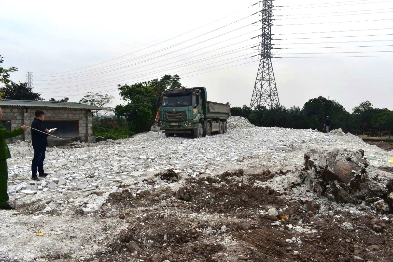 Tự &yacute; ch&ocirc;n, lấp tr&aacute;i ph&eacute;p h&agrave;ng tấn chất thải xuống ao gia đ&igrave;nh, người đ&agrave;n &ocirc;ng bị đề nghị truy tố - Ảnh 1.