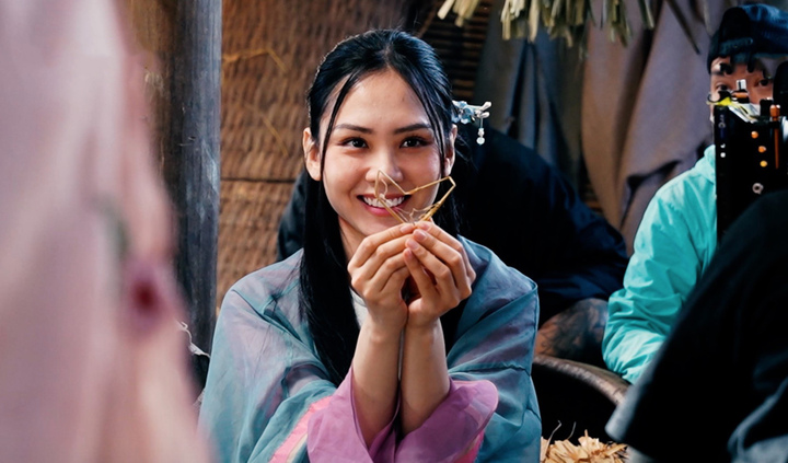 Hoa hậu Việt duy nhất đ&oacute;ng phim m&ugrave;a lễ: Lọt top 40 Miss World, giờ lấn s&acirc;n ca sĩ - Ảnh 2.