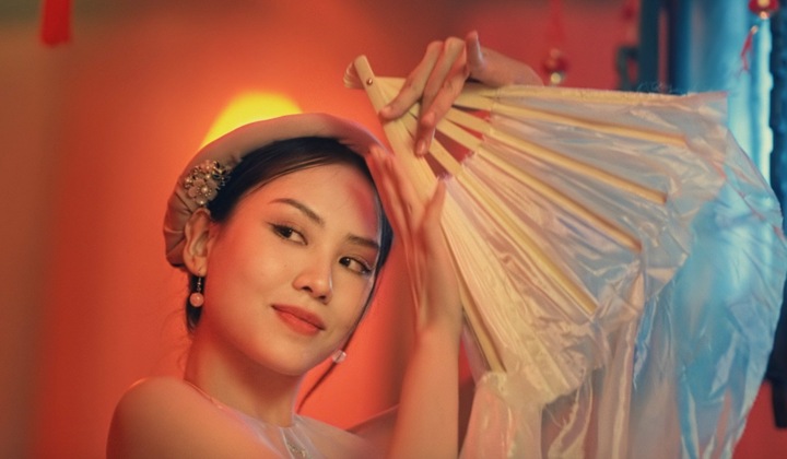 Hoa hậu Việt duy nhất đ&oacute;ng phim m&ugrave;a lễ: Lọt top 40 Miss World, giờ lấn s&acirc;n ca sĩ - Ảnh 1.